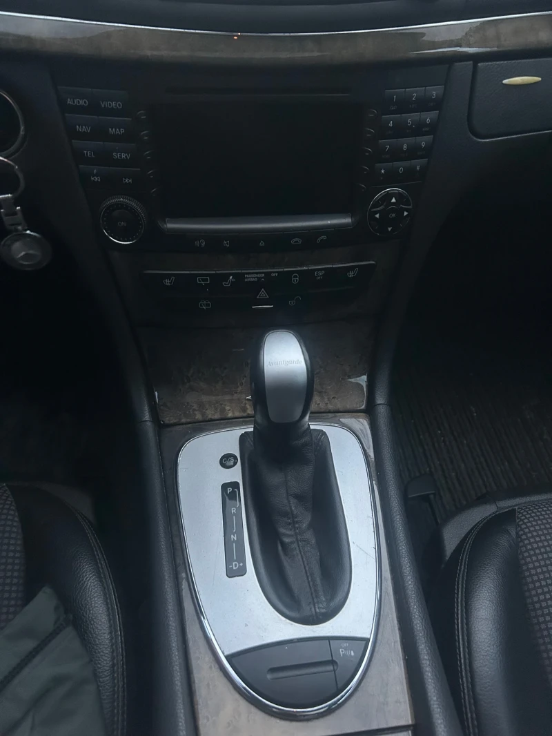 Mercedes-Benz E 320 CDI/Редови 6/Harman Kardon, снимка 13 - Автомобили и джипове - 53238095