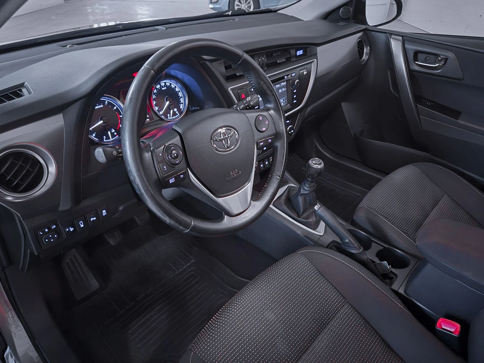 Toyota Auris 1.6i - изображение 5