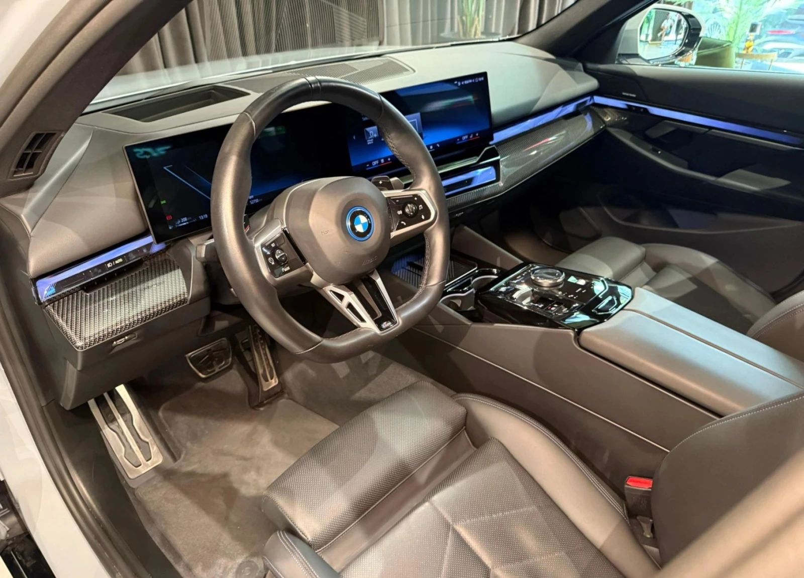 BMW 550 e Plug-in Hybrid xDrive M Sport Package - изображение 8