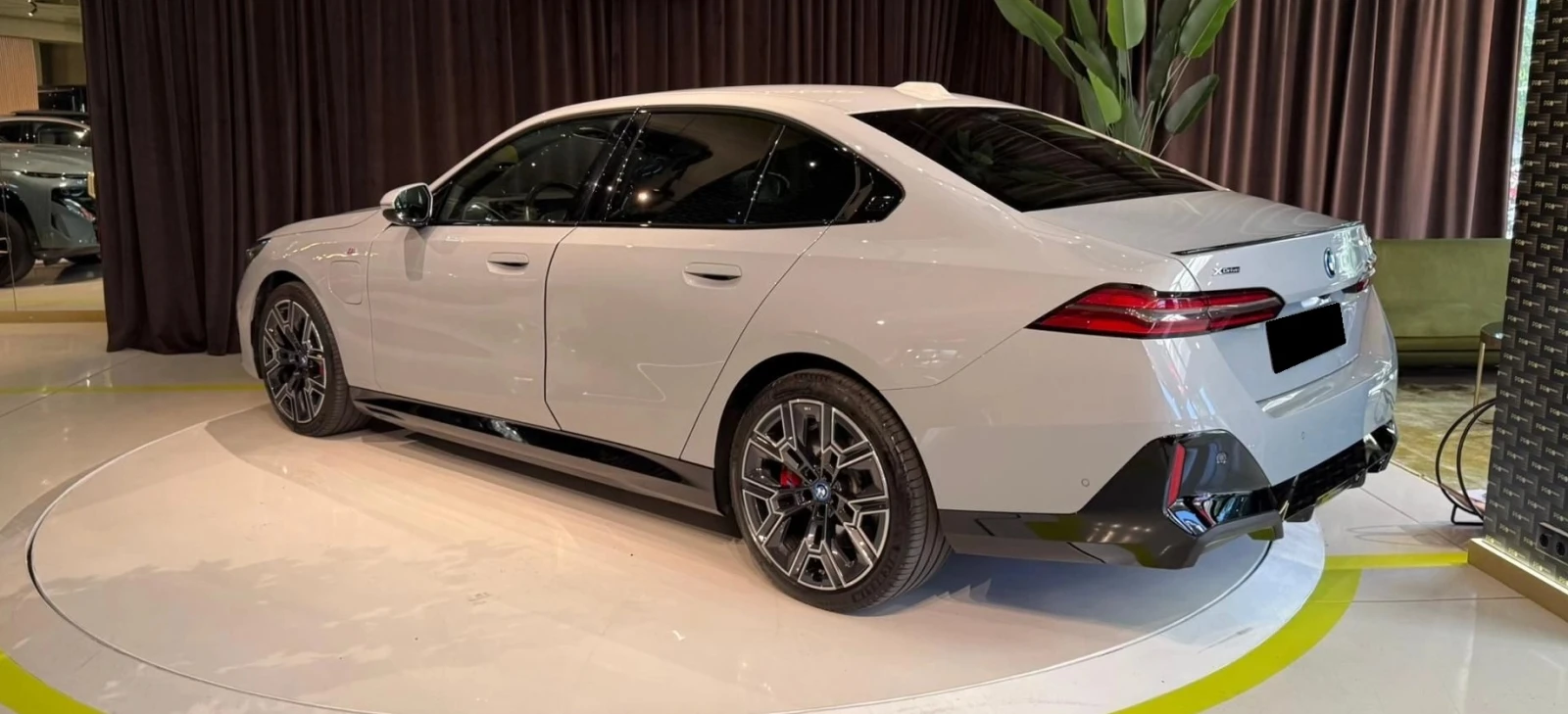 BMW 550 e Plug-in Hybrid xDrive M Sport Package - изображение 5