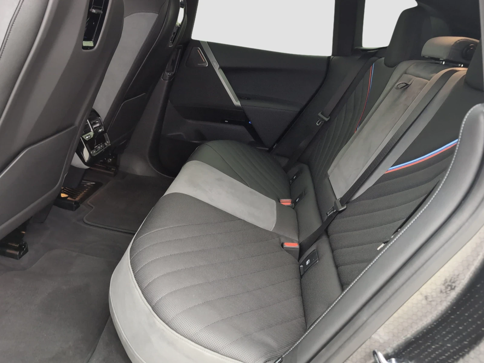 BMW iX M70* XDRIVE* FACELIFT* SKY LOUNGE* B&W* �������� | Mobile.bg � ����������� 11