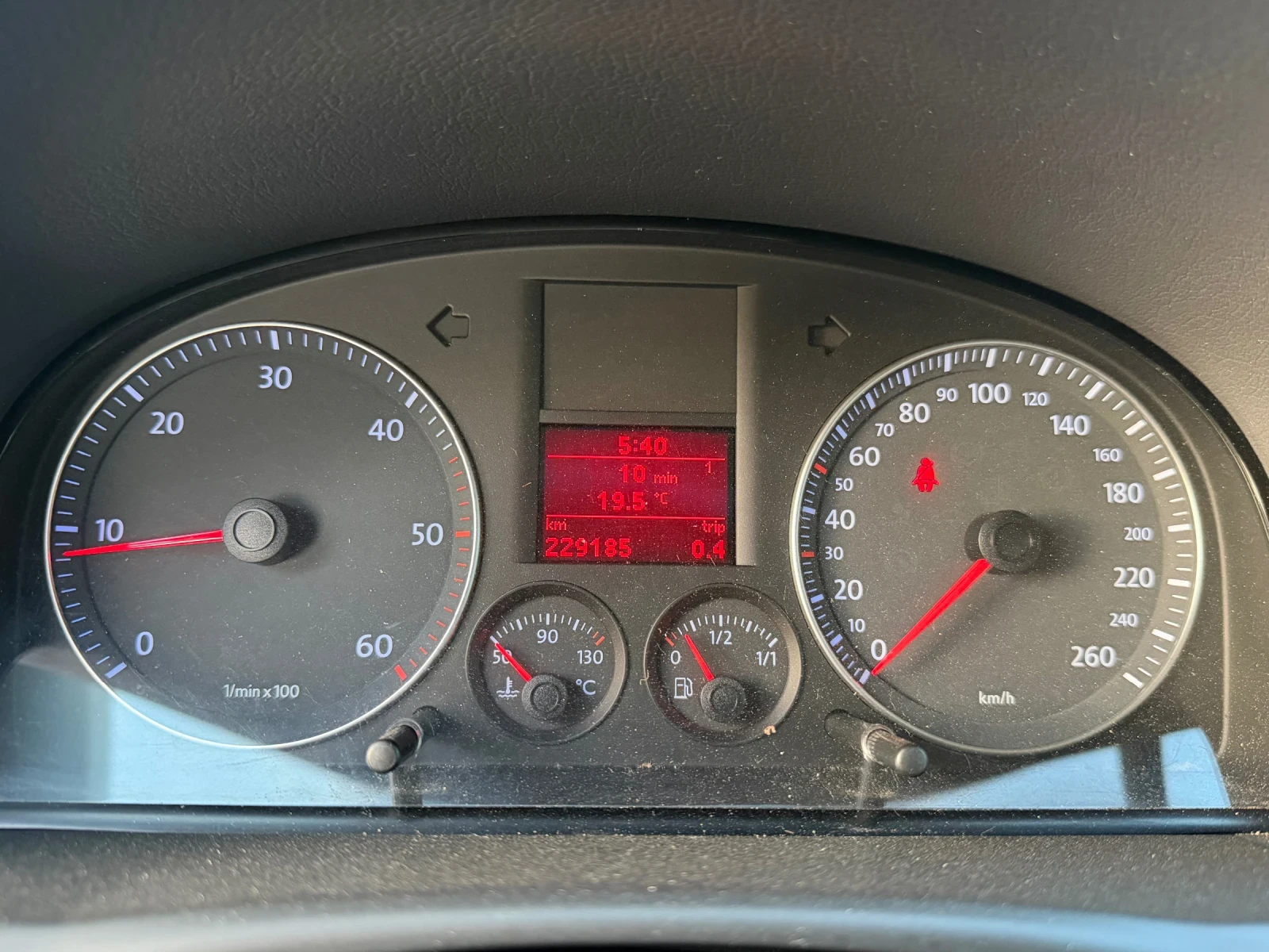 VW Touran 1.9TDI, снимка 11 - Автомобили и джипове - 54608633