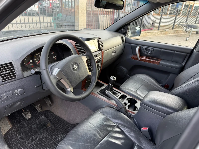 Kia Sorento 2.5 CRDI УНИКАТ!, снимка 9 - Автомобили и джипове - 52682719