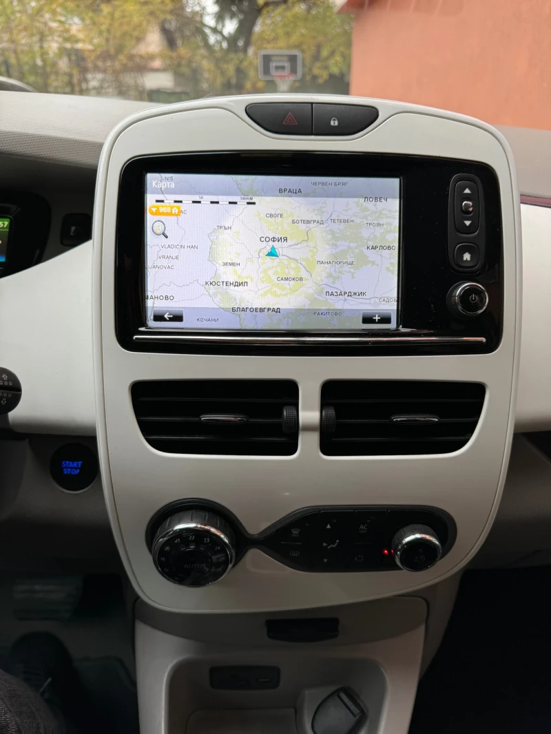 Renault Zoe, снимка 3 - Автомобили и джипове - 48005477