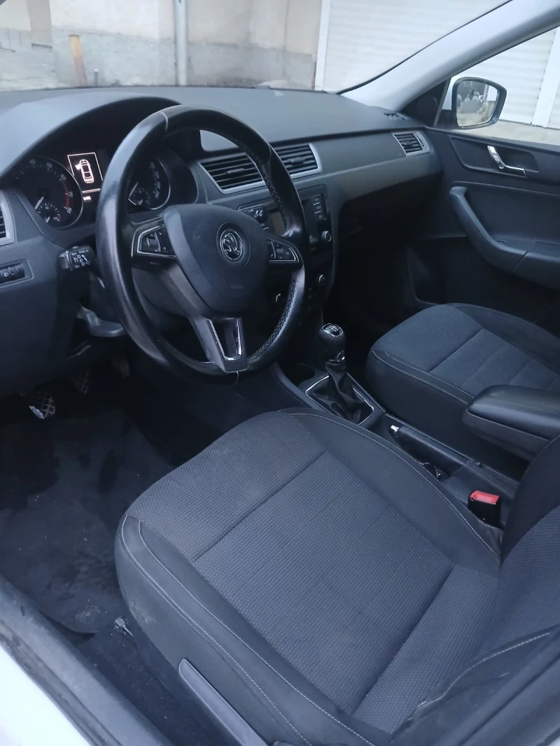 Skoda Rapid Седан, снимка 5 - Автомобили и джипове - 53479124