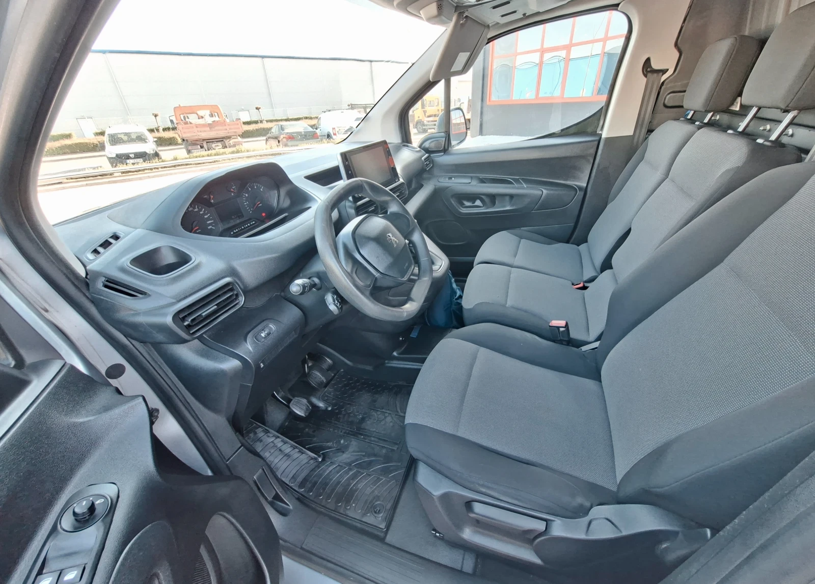 Peugeot Partner 3 места - 63 000 km, снимка 10 - Автомобили и джипове - 54401708