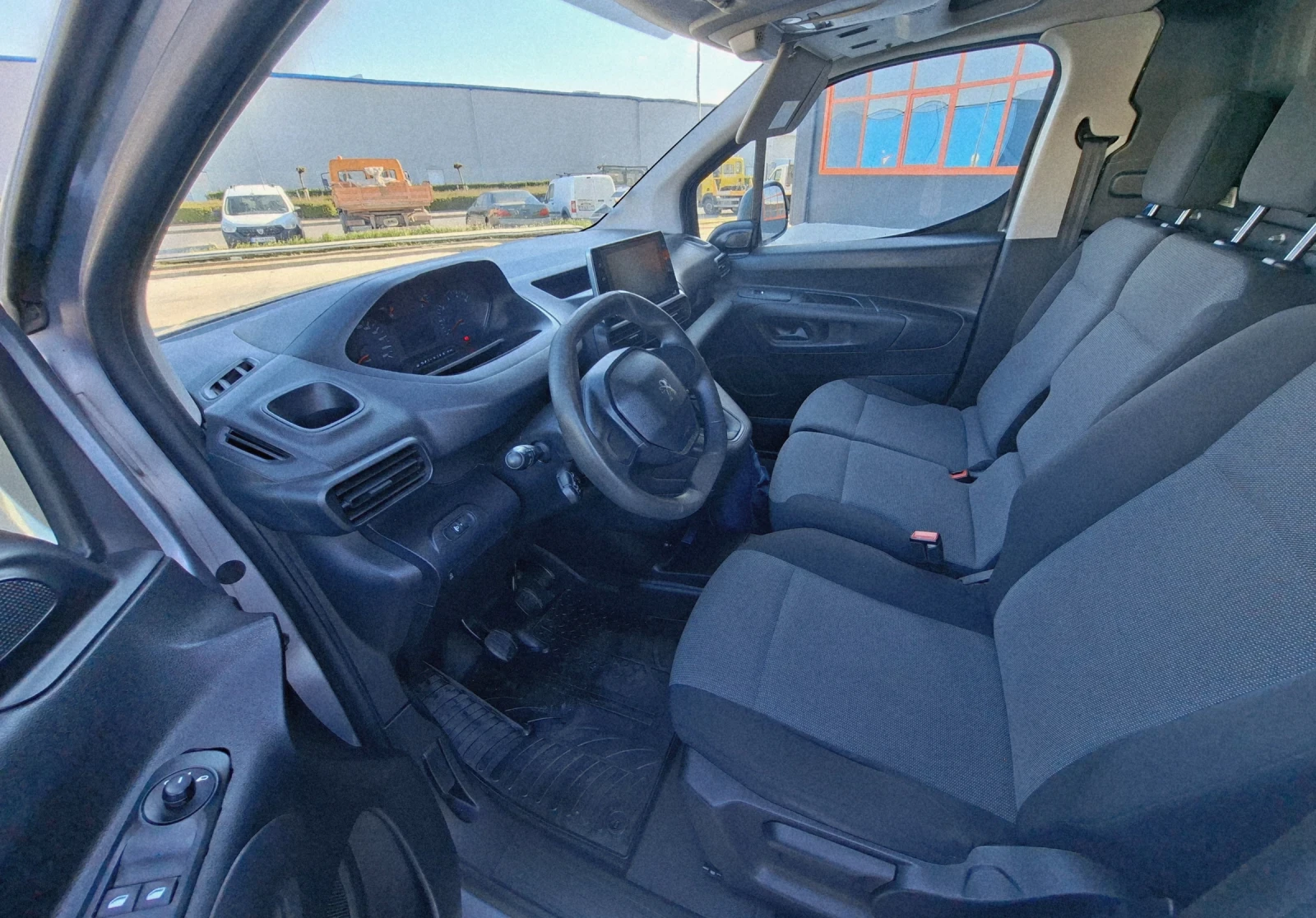 Peugeot Partner 3 места - 63 000 km, снимка 9 - Автомобили и джипове - 54401708