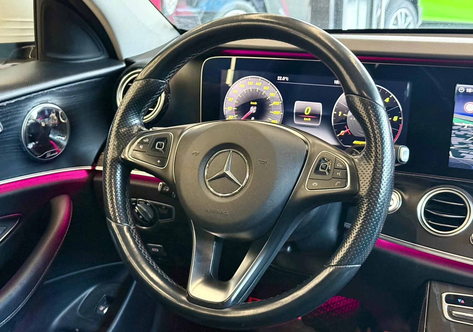 Mercedes-Benz E 350 4M* 63 AMG Paket* Pano* Подгрев* ЛИЗИНГ , снимка 10 - Автомобили и джипове - 55885572