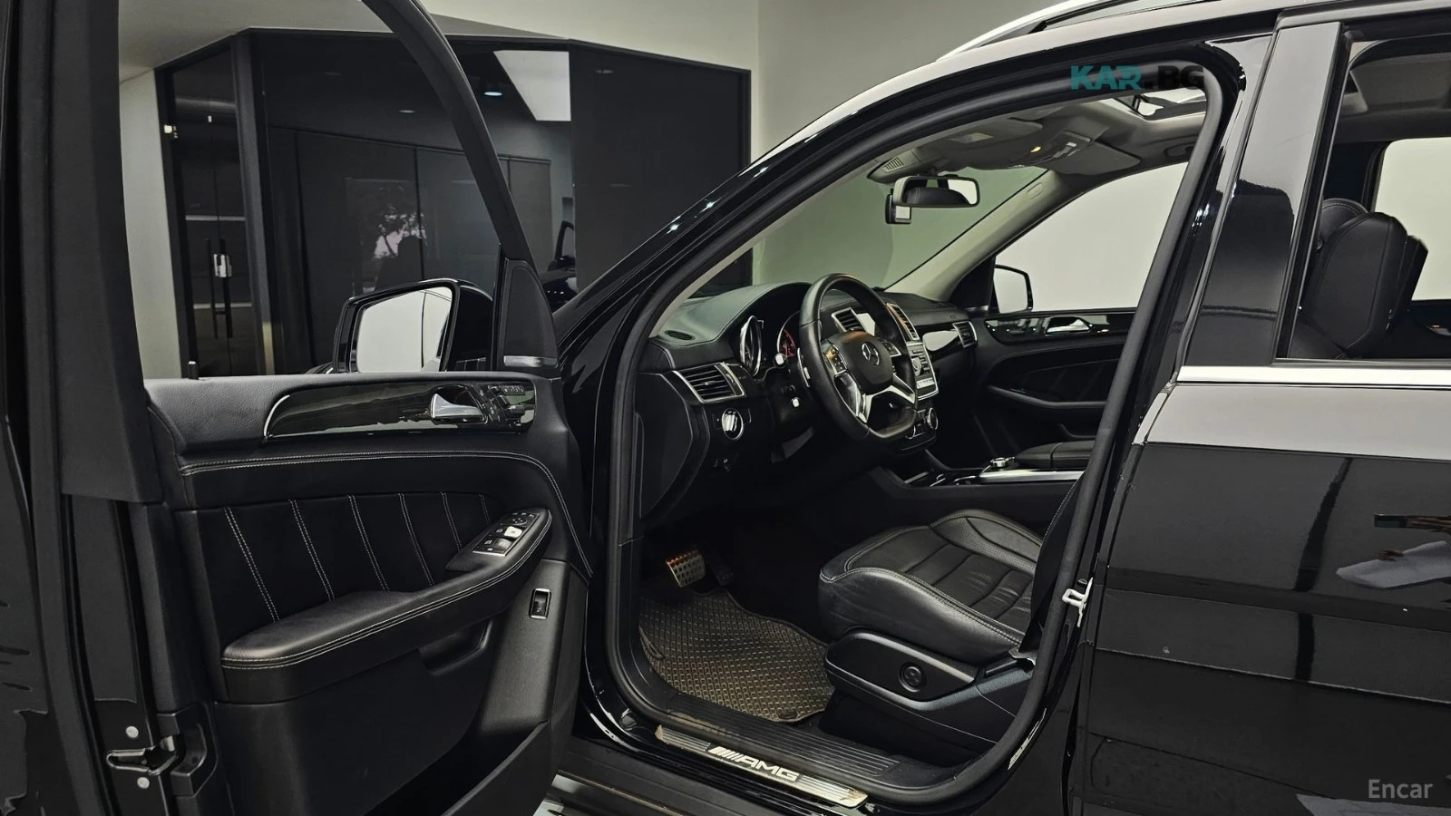 Mercedes-Benz ML 63 AMG 4MATIC/LANE DEPARTURE/DRIVER ASSIST, снимка 10 - Автомобили и джипове - 54763731