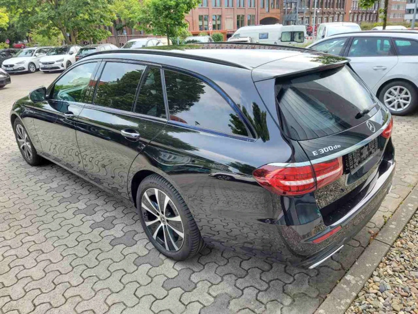 Mercedes-Benz E 300 300de Avantgarde 4Matic - изображение 4
