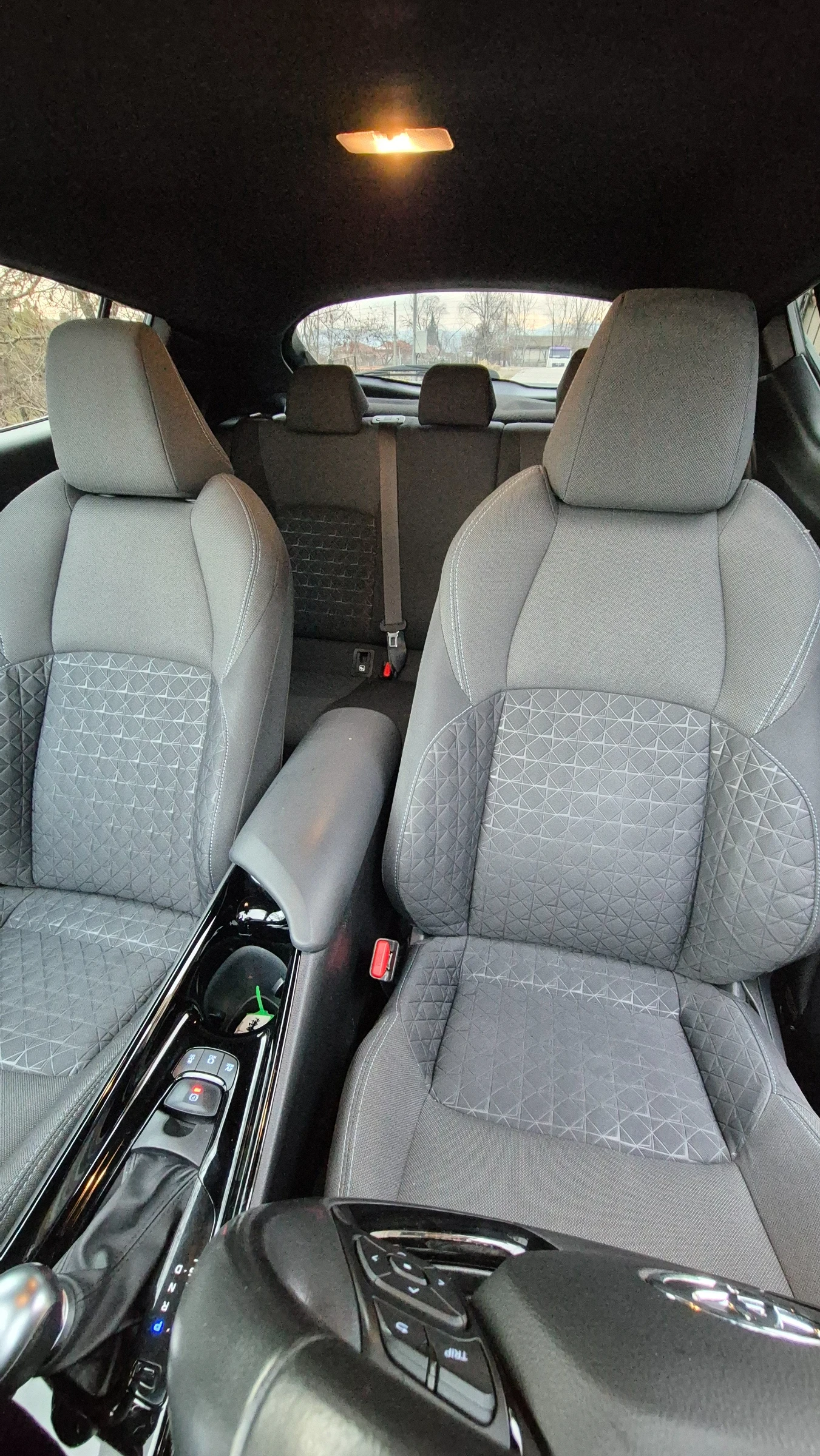 Toyota C-HR !/2.0 hybrid  | Mobile.bg   11