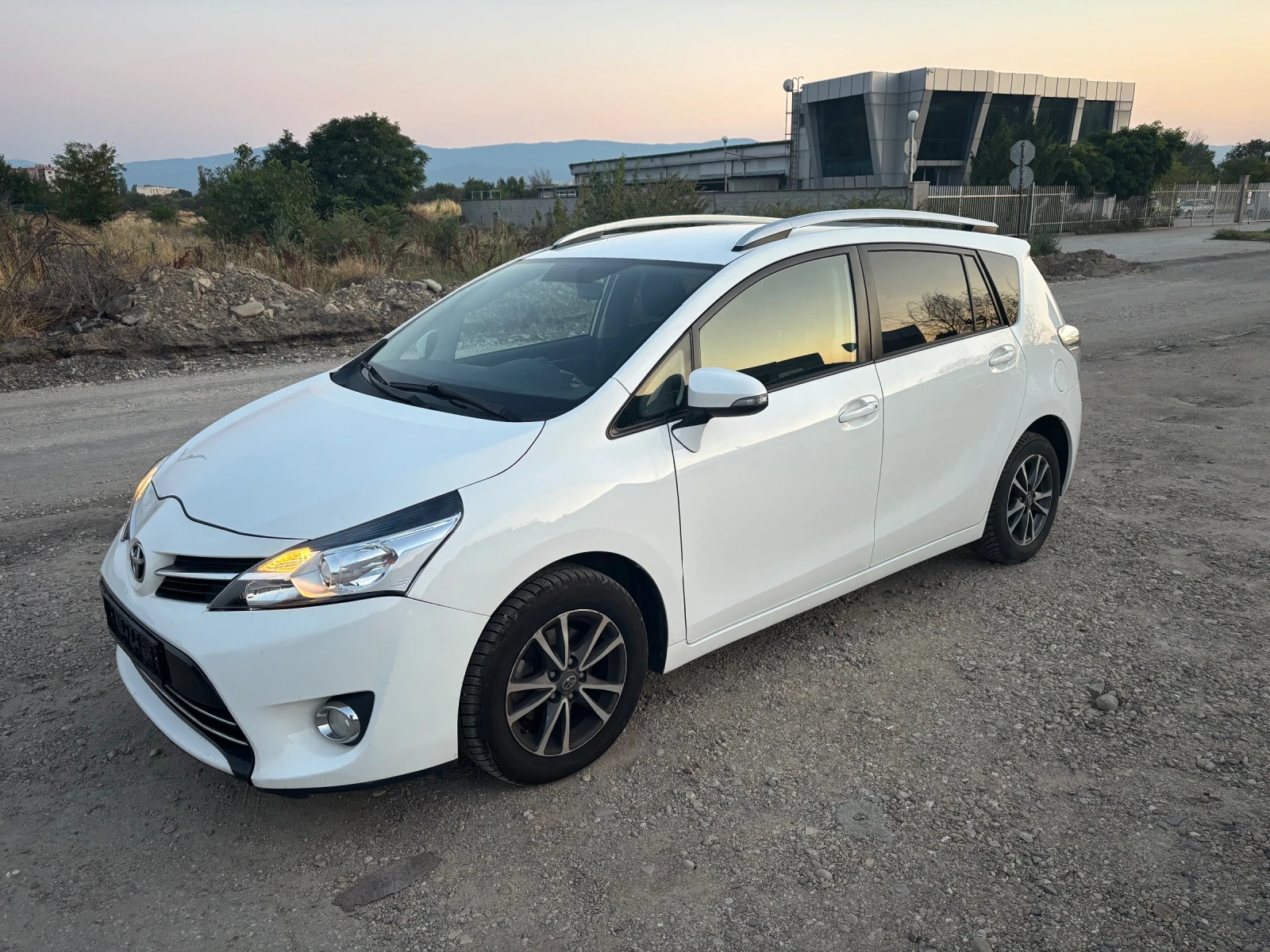 Toyota Verso 2.0 D4D, снимка 5 - Автомобили и джипове - 55170098