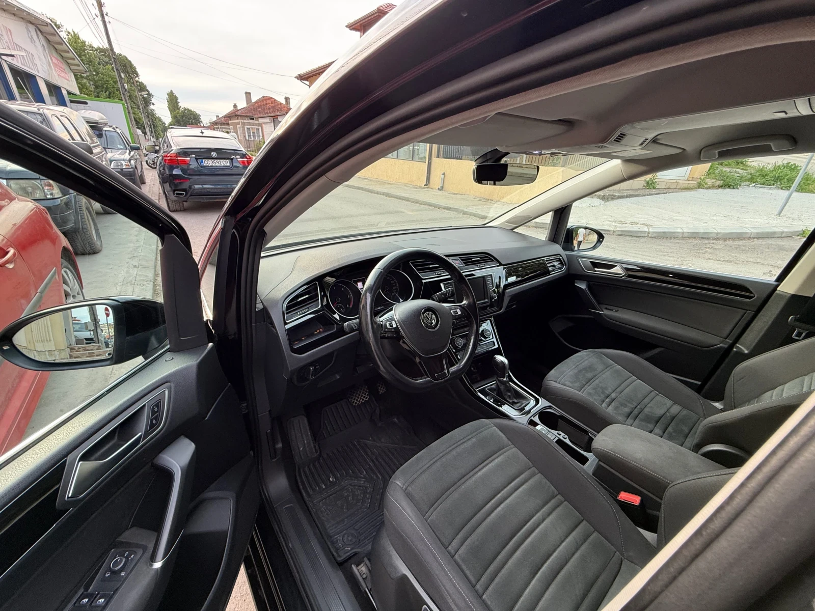 VW Touran 2.0d 150к.с. Автомат-DSG, Топ-автомобил!!!, снимка 6 - Автомобили и джипове - 54912546