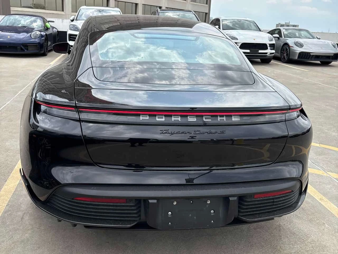 Porsche Taycan * Turbo S Sedan * CARFAX * ����� �� �����������  | Mobile.bg � ����������� 4