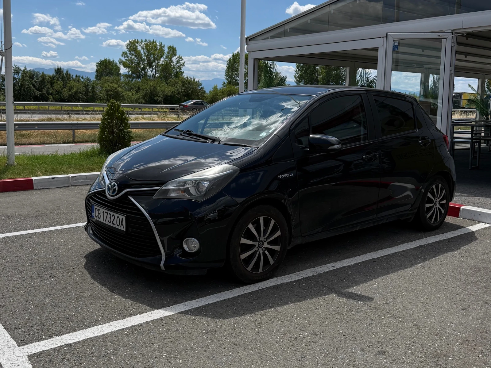Toyota Yaris 1.5 HYBRID * CARPLAY * 4.9л/100км, снимка 7 - Автомобили и джипове - 55843745