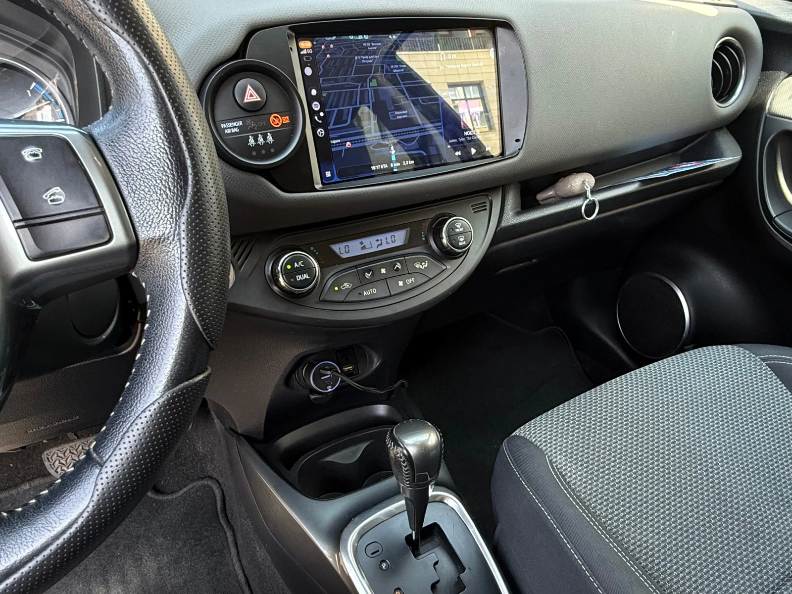 Toyota Yaris 1.5 HYBRID * CARPLAY * 4.9л/100км, снимка 3 - Автомобили и джипове - 55843745