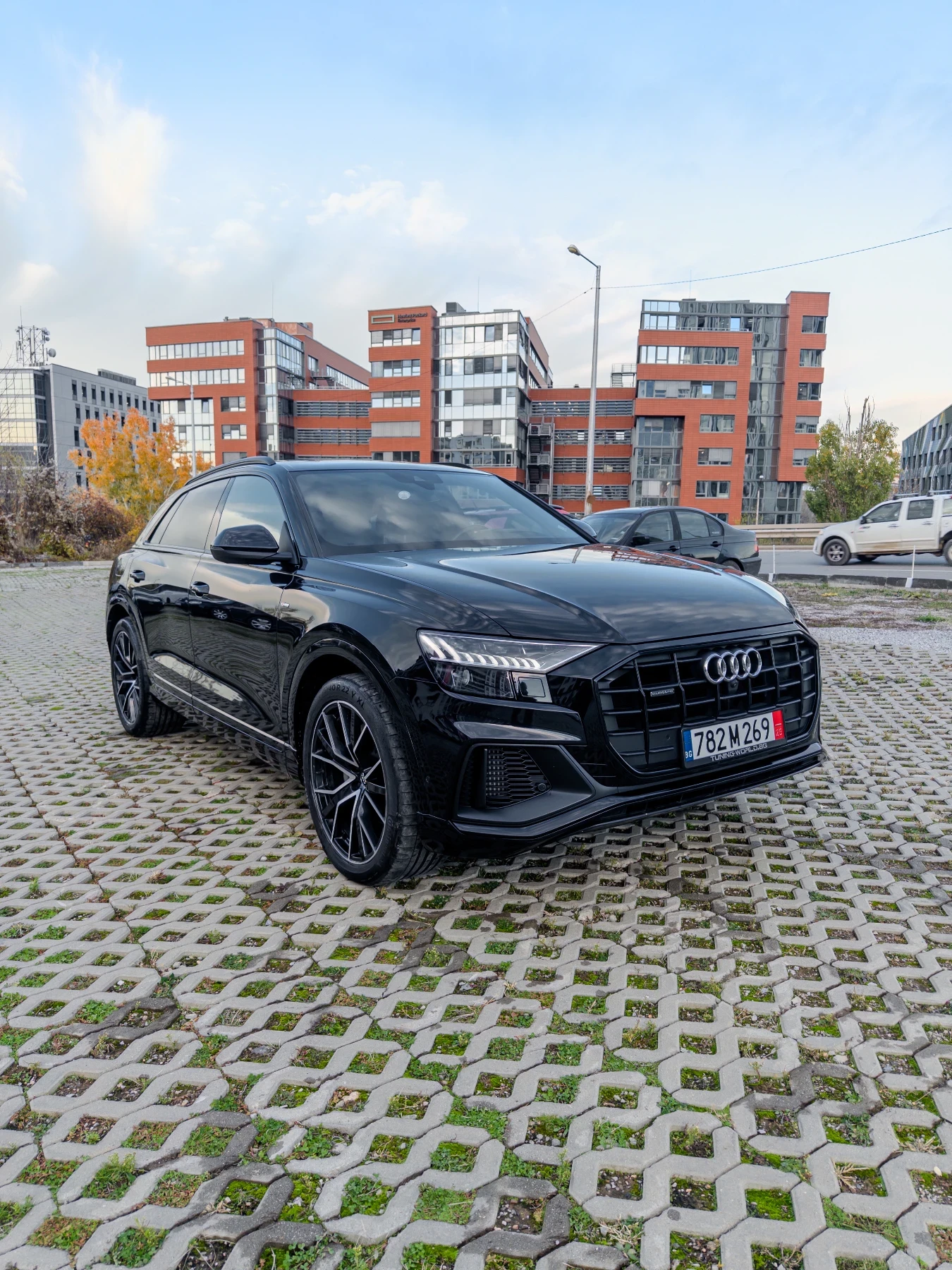 Audi Q8 55TFSI Вакуум * B&O* Обдухване* Pano* 360 Каско , снимка 1