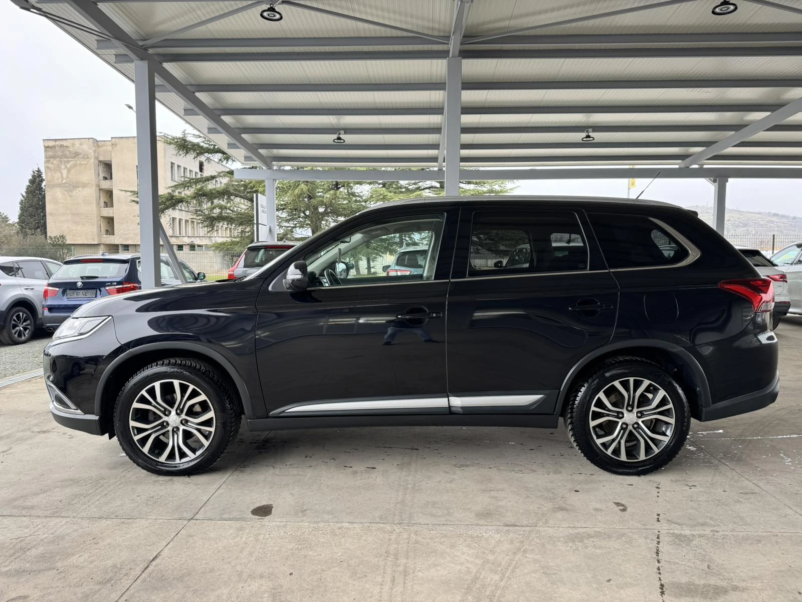 Mitsubishi Outlander 2.2D* 150ps* 6ск* 7м* НАВИ* КАМЕРА* Keyless - изображение 2