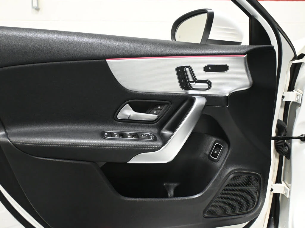 Mercedes-Benz A 220 4MATIC Sedan AWD, снимка 11 - Автомобили и джипове - 53849302