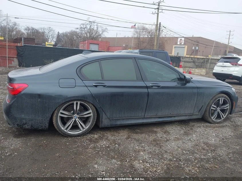 BMW 750 4.4l I xDrive, снимка 13 - Автомобили и джипове - 54094355