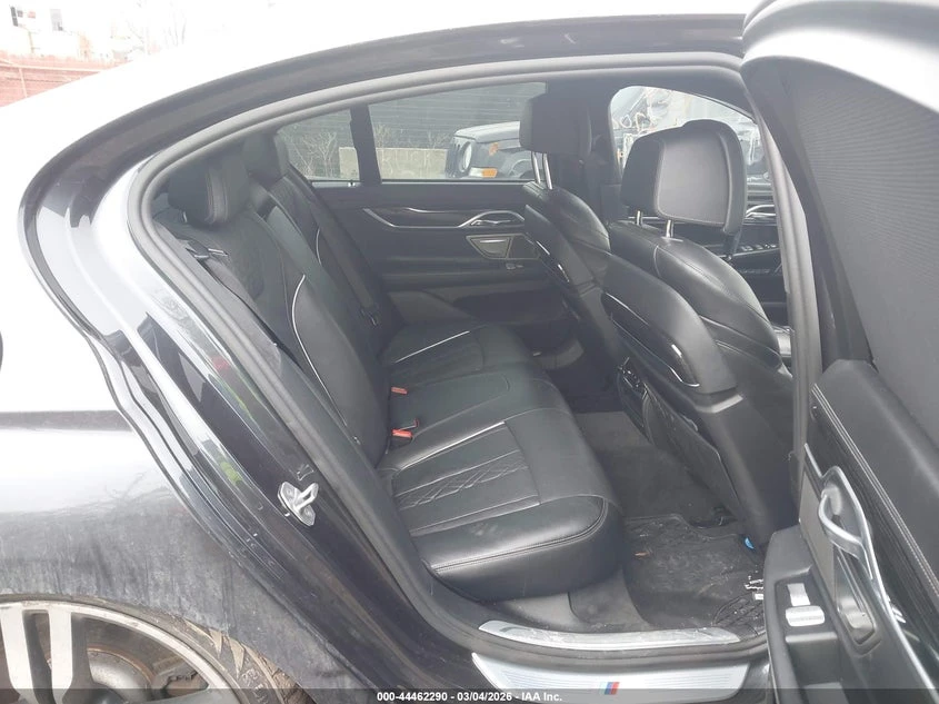 BMW 750 4.4l I xDrive, снимка 8 - Автомобили и джипове - 54094355