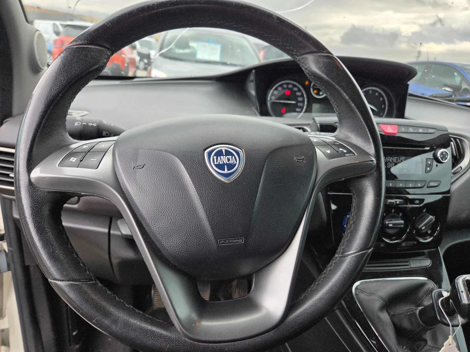 Lancia Ypsilon 1.2 , снимка 12 - Автомобили и джипове - 56617004