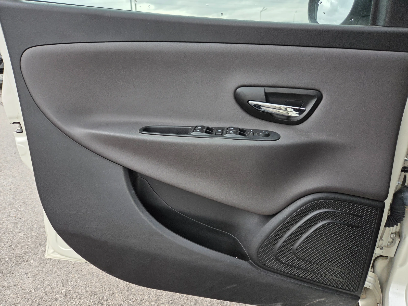 Lancia Ypsilon 1.2 , снимка 16 - Автомобили и джипове - 56617004
