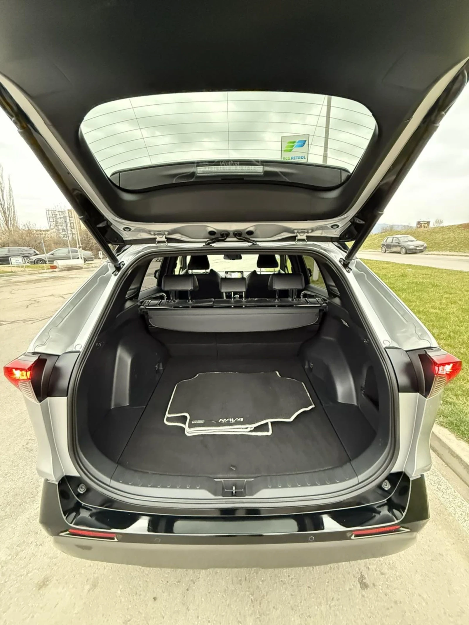 Toyota Rav4 HYBRID КАТО НОВА 130000км, снимка 16 - Автомобили и джипове - 53906796