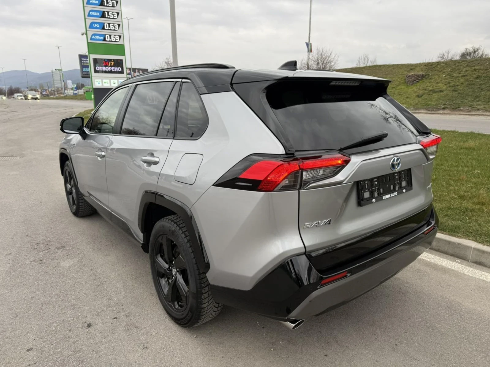 Toyota Rav4 HYBRID КАТО НОВА 130000км, снимка 6 - Автомобили и джипове - 53906796