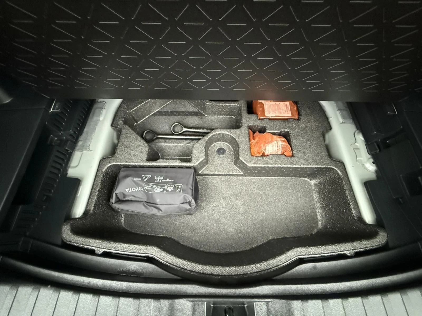 Toyota Rav4 HYBRID КАТО НОВА 130000км, снимка 15 - Автомобили и джипове - 53906796