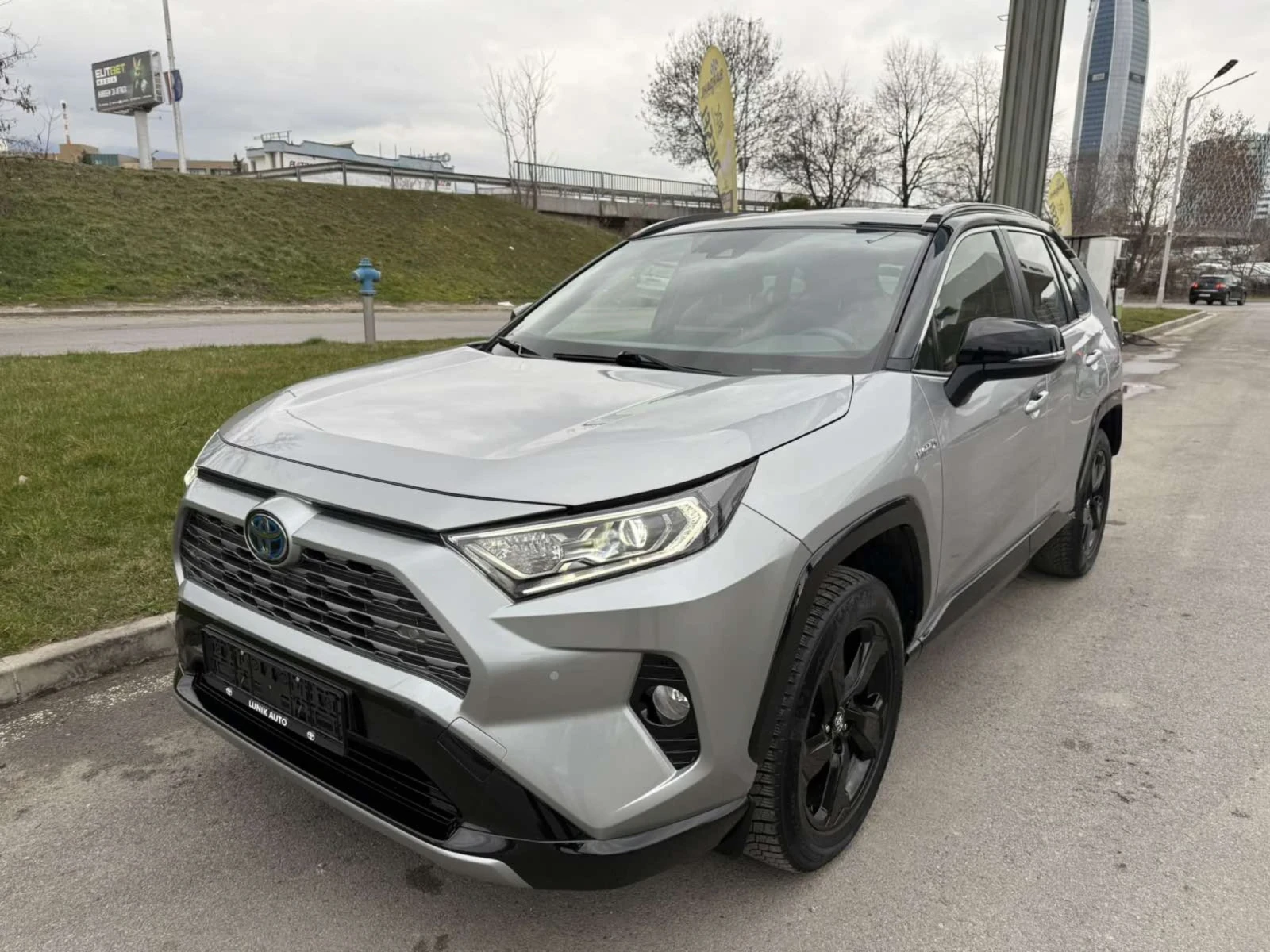 Toyota Rav4 HYBRID КАТО НОВА 130000км