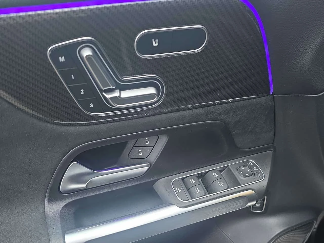 Mercedes-Benz GLB * 250 * CARFAX * 360 * ПОДГРЕВИ * ПАМЕТ * CARPLAY, снимка 10 - Автомобили и джипове - 54084462