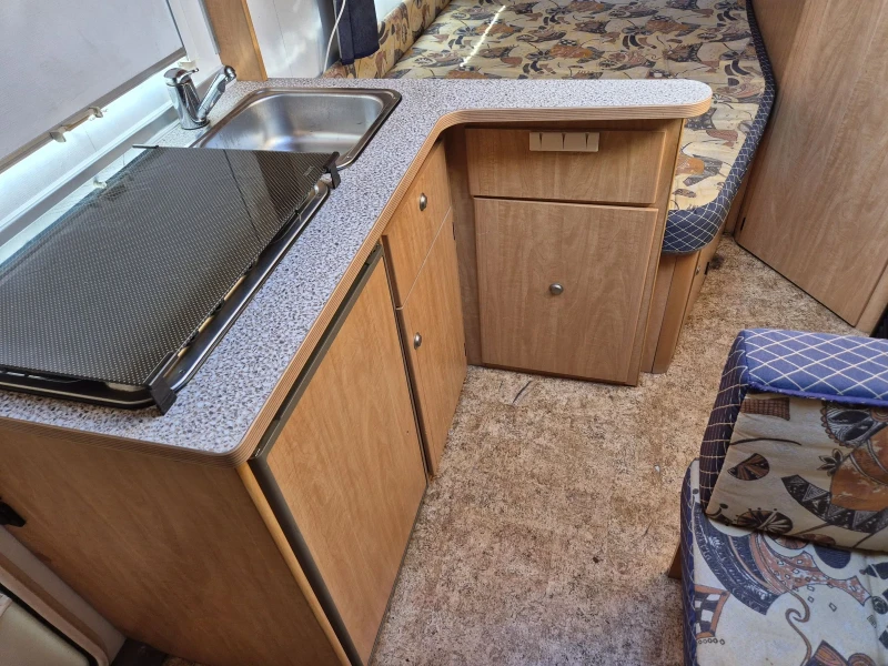 Каравана Burstner 4 МЕСТА WC БАНЯ ФОРСЕЛТ , снимка 4 - Каравани и кемпери - 51438254