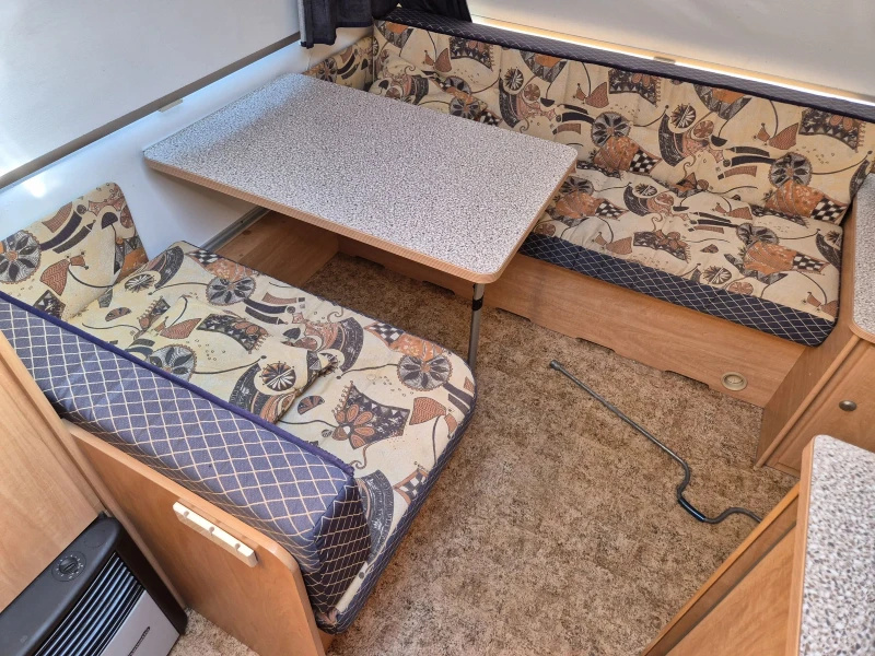 Каравана Burstner 4 МЕСТА WC БАНЯ ФОРСЕЛТ , снимка 11 - Каравани и кемпери - 51438254