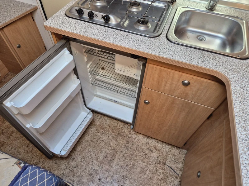 Каравана Burstner 4 МЕСТА WC БАНЯ ФОРСЕЛТ , снимка 9 - Каравани и кемпери - 51438254