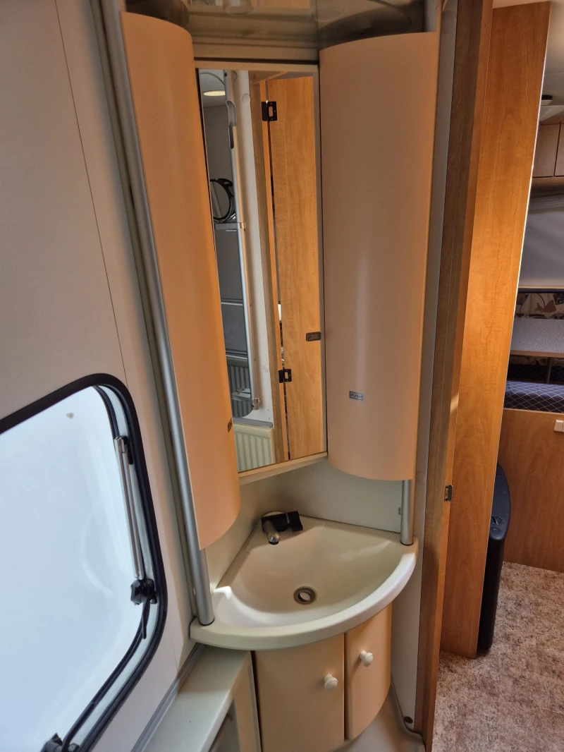 Каравана Burstner 4 МЕСТА WC БАНЯ ФОРСЕЛТ , снимка 8 - Каравани и кемпери - 51438254