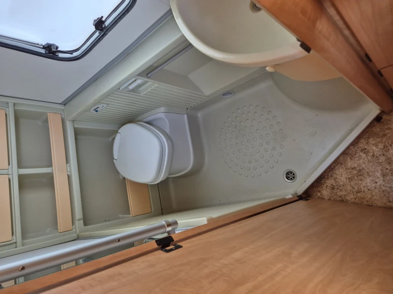 Каравана Burstner 4 МЕСТА WC БАНЯ ФОРСЕЛТ , снимка 6 - Каравани и кемпери - 51438254