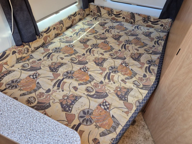 Каравана Burstner 4 МЕСТА WC БАНЯ ФОРСЕЛТ , снимка 5 - Каравани и кемпери - 51438254