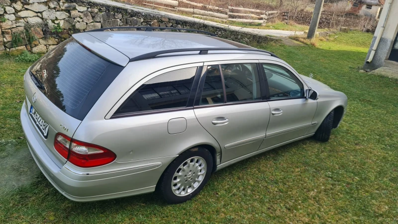 Mercedes-Benz E 220 комби, снимка 3 - Автомобили и джипове - 52873323