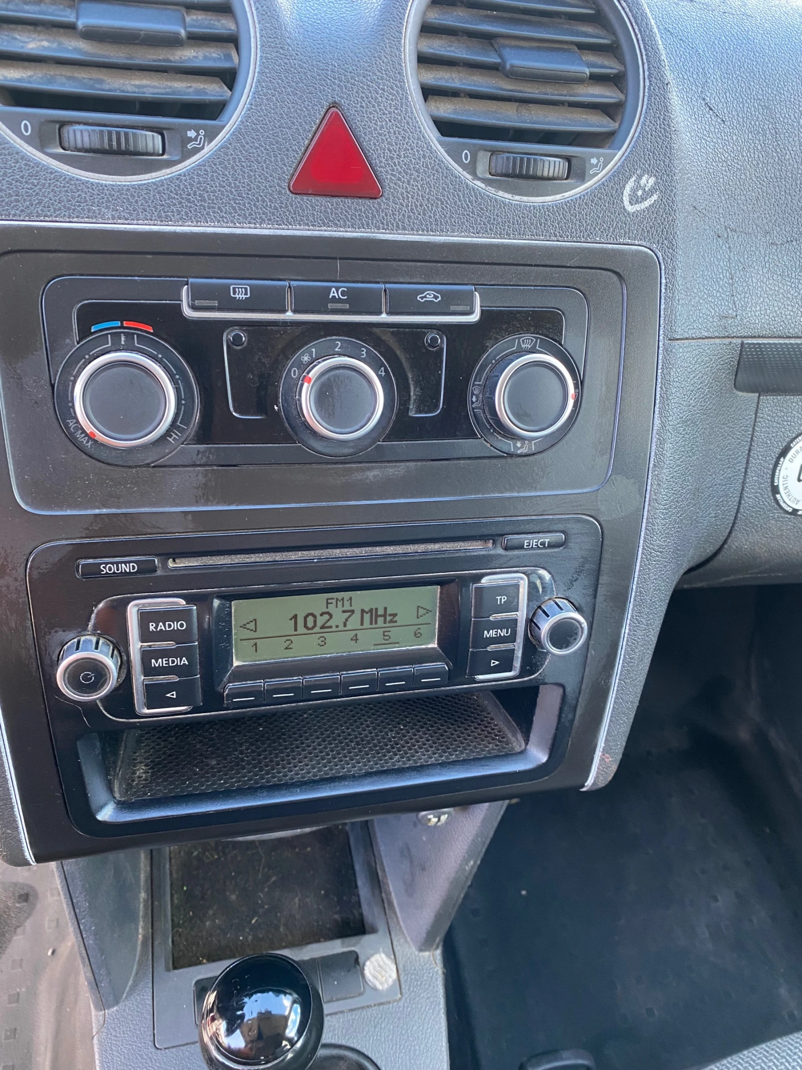 VW Caddy 1.6TDI Клима, снимка 8 - Автомобили и джипове - 54714561