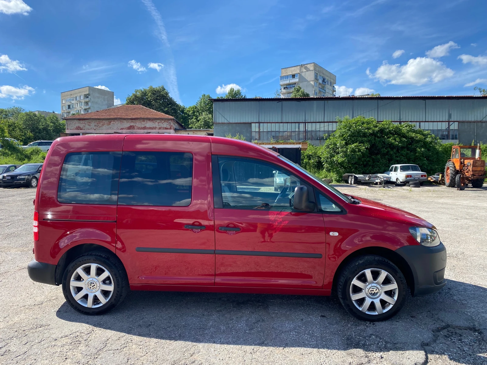 VW Caddy 1.6TDI Клима, снимка 3 - Автомобили и джипове - 54714561