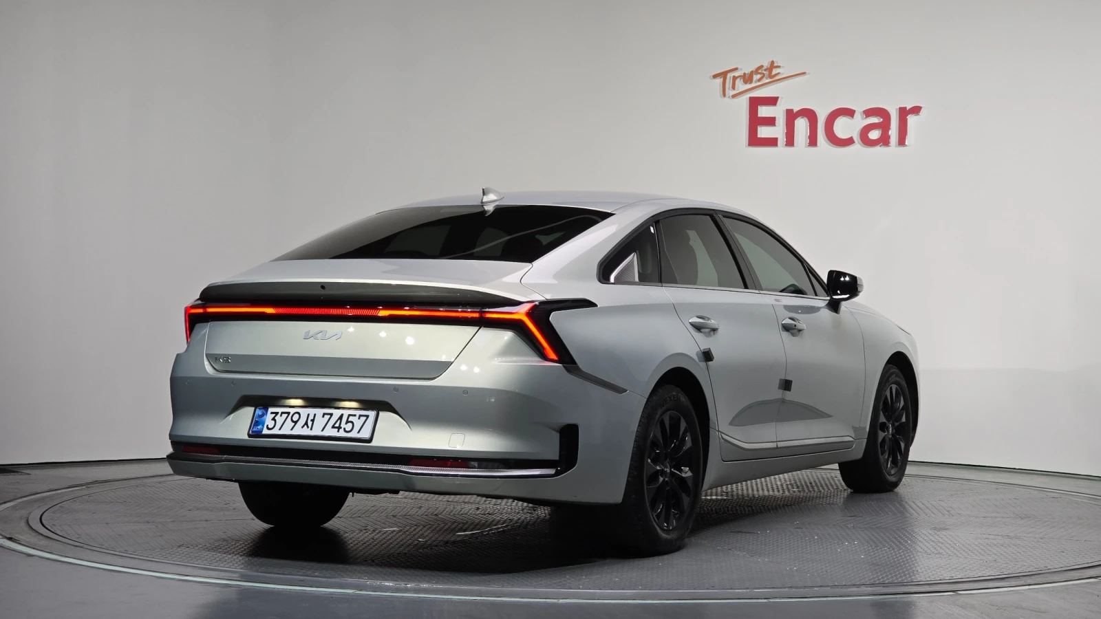 Kia K8 ФАБРИЧНА ГАЗ* ПОДГРЕВИ* ОБДУХ* DISTRONIC* МАСАЖИ , снимка 2 - Автомобили и джипове - 55145962
