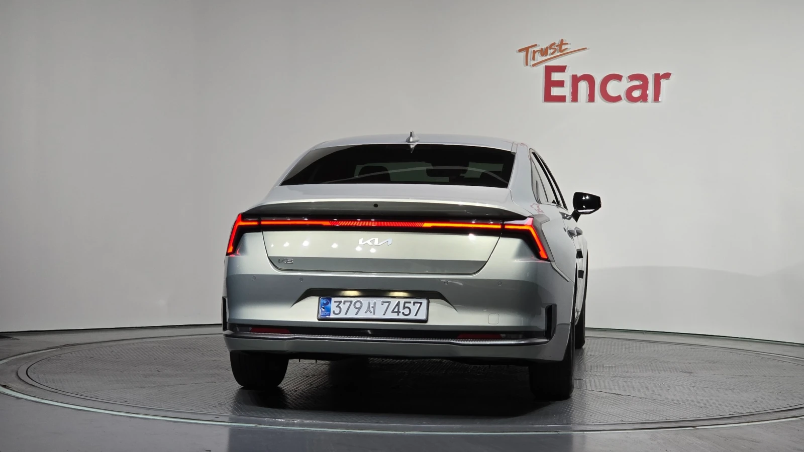Kia K8 ФАБРИЧНА ГАЗ* ПОДГРЕВИ* ОБДУХ* DISTRONIC* МАСАЖИ , снимка 4 - Автомобили и джипове - 55145962