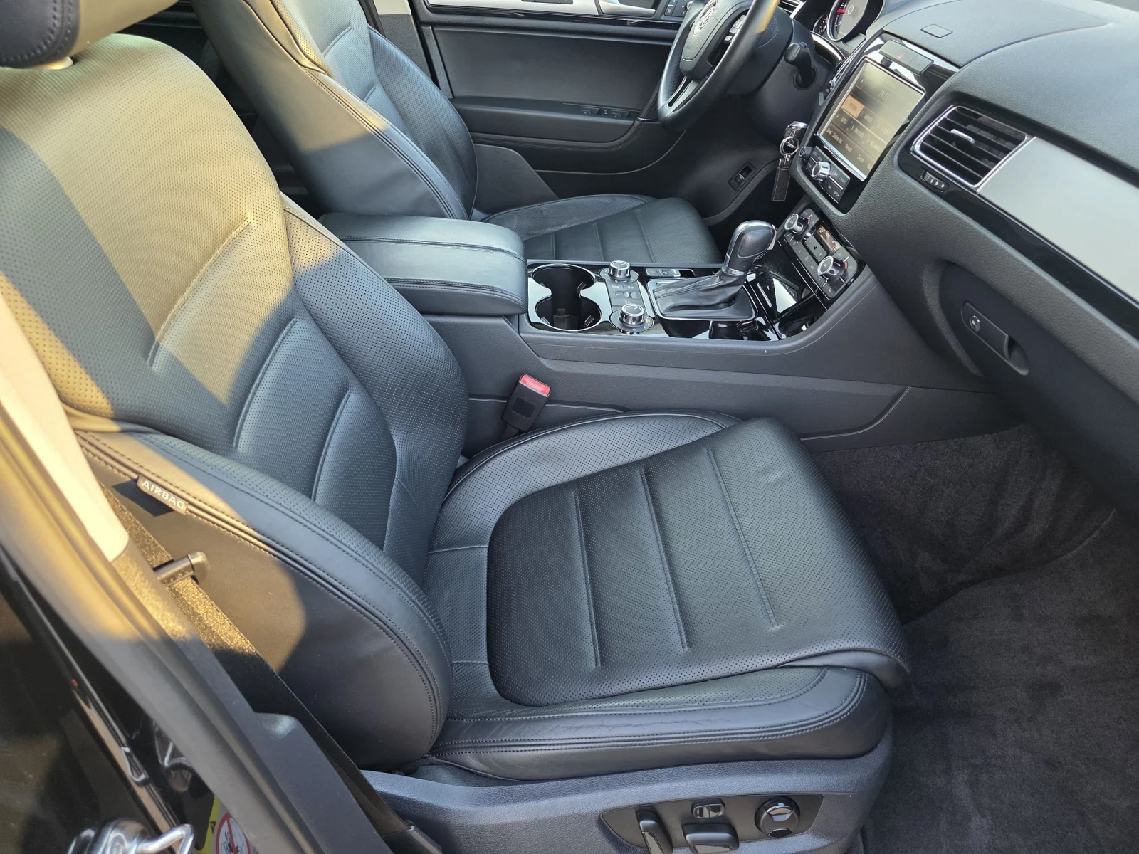 VW Touareg 3.0TDI FULL SERVICE HISTORY , снимка 8 - Автомобили и джипове - 54921211