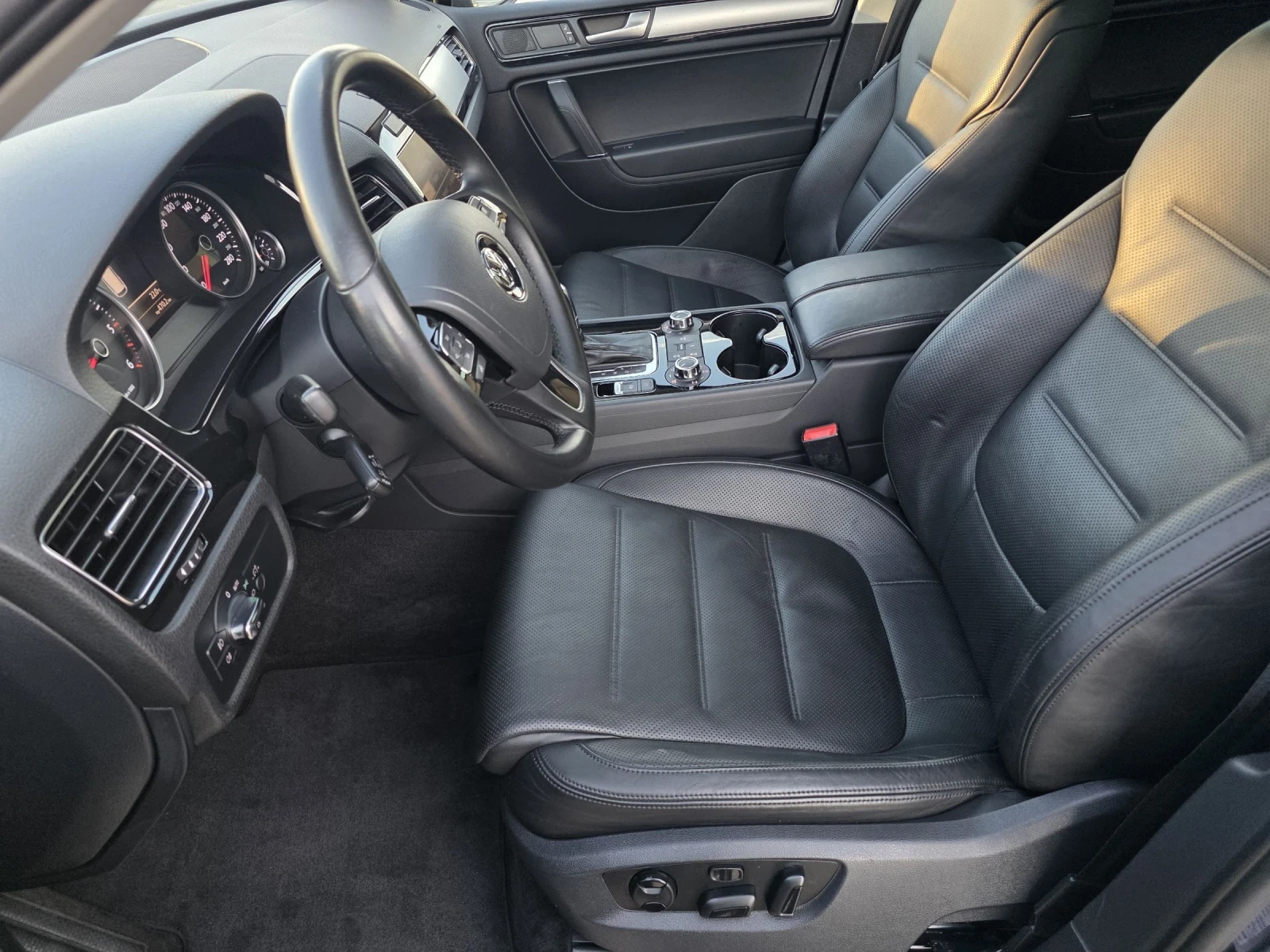VW Touareg 3.0TDI FULL SERVICE HISTORY , снимка 7 - Автомобили и джипове - 54921211