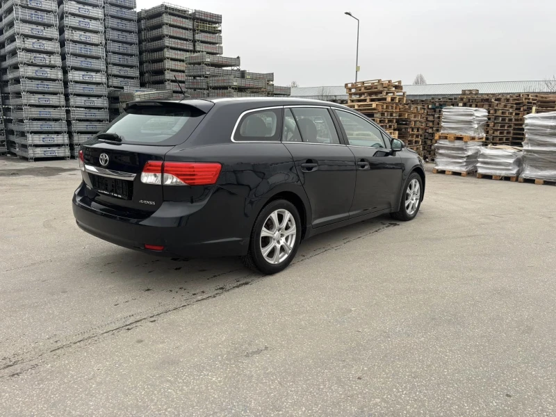 Toyota Avensis 1.8 бензин, снимка 3 - Автомобили и джипове - 47464803