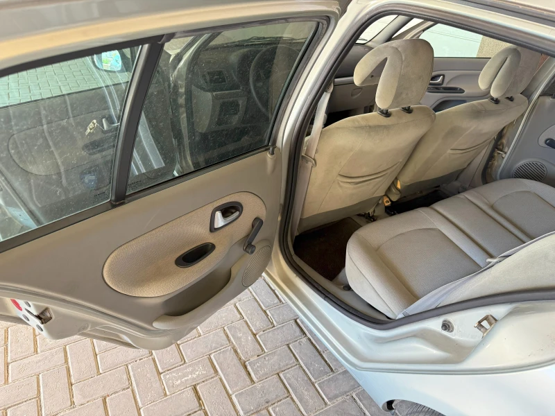 Renault Clio 2, 1.4 16V, снимка 11 - Автомобили и джипове - 50154008