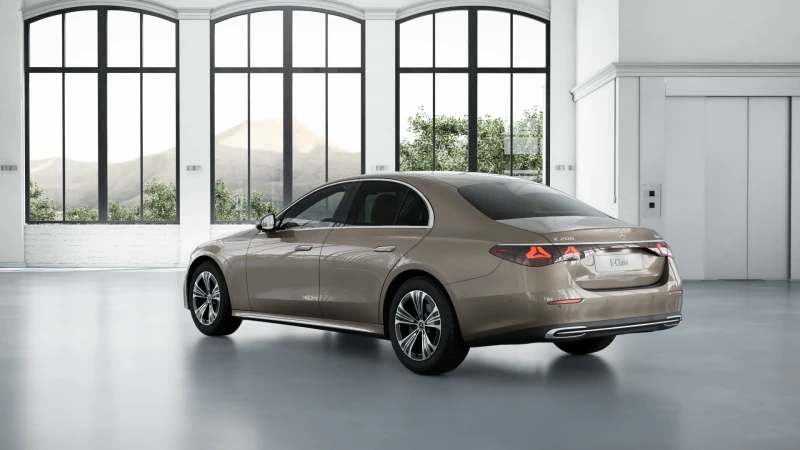 Mercedes-Benz E 200 4MATIC, снимка 6 - Автомобили и джипове - 53028805