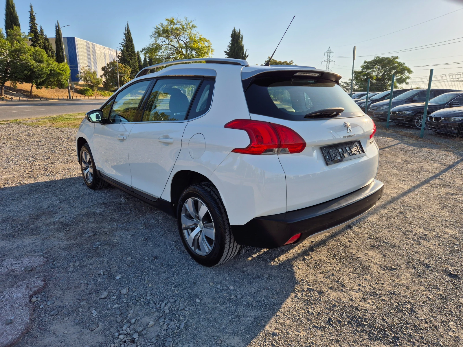 Peugeot 2008 1.2i - изображение 3