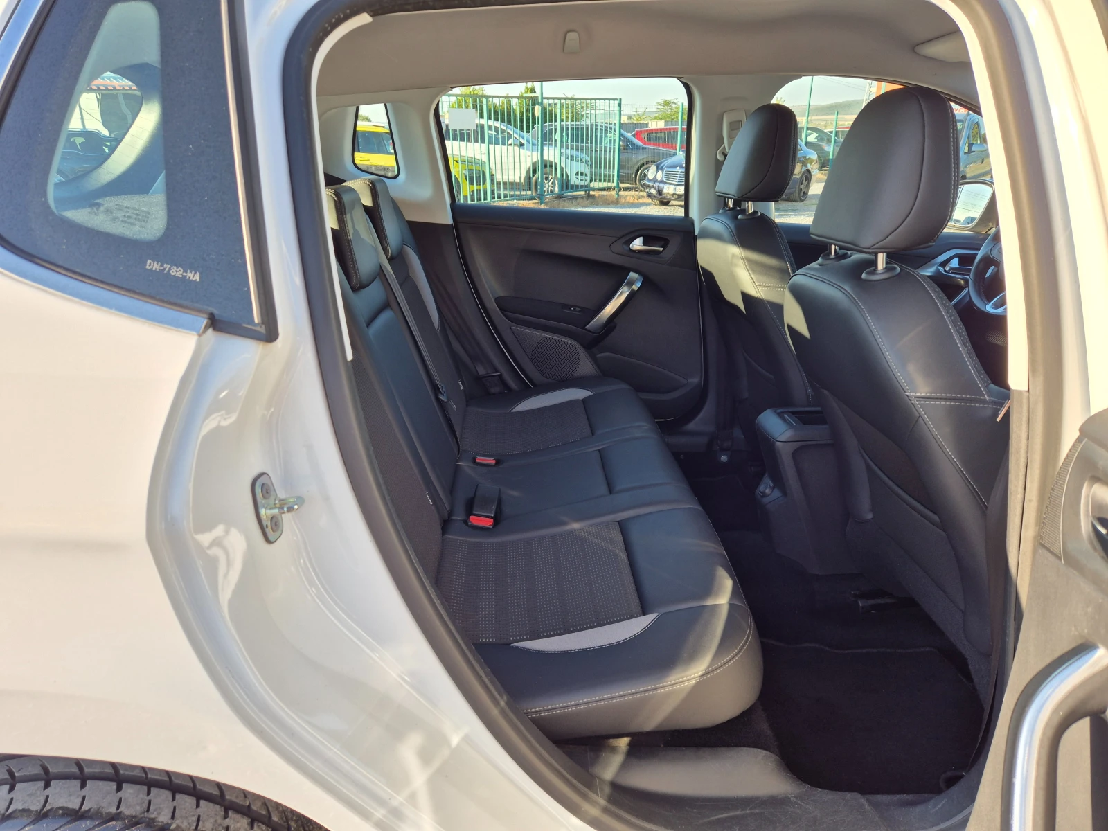 Peugeot 2008 1.2i - изображение 10